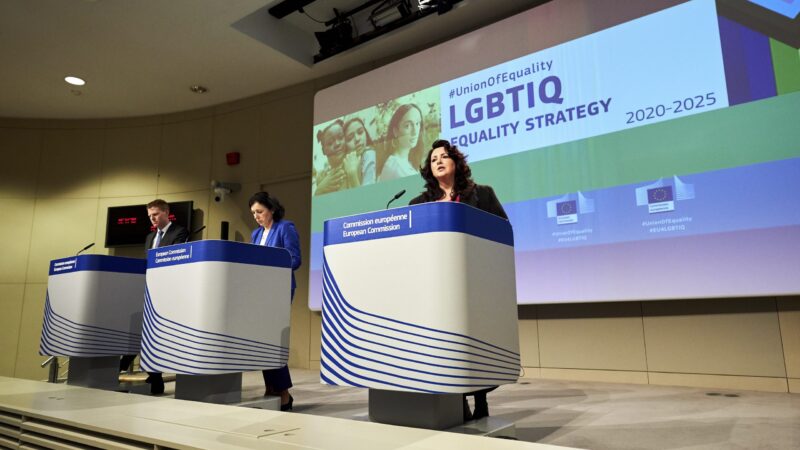 EK brojí proti diskriminaci LGBT+. Chce posílit práva duhových rodin a&nbsp;trestat nenávistné projevy