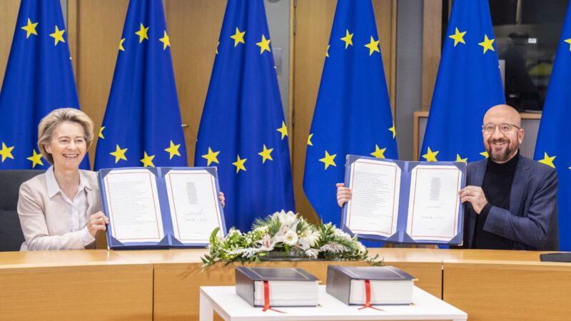 Dohoda o&nbsp;budoucích vztazích EU s&nbsp;Británií dostala na obou stranách zelenou. Od zítra platí provizorně