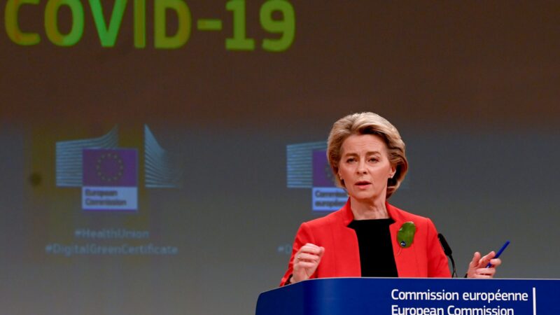 Evropská unie může dále omezit vývoz vakcín, varovala předsedkyně Komise von der Leyenová