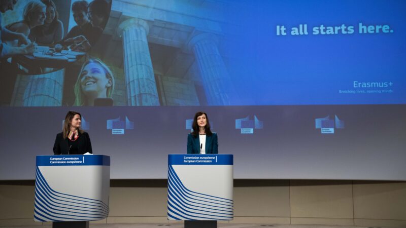 Počet výjezdů přes program Erasmus loni napříč Evropou kvůli pandemii poklesl zhruba o&nbsp;polovinu