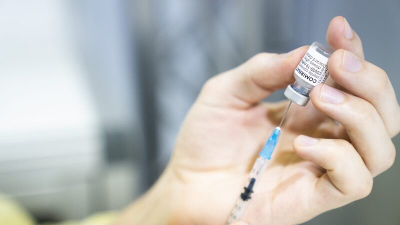 Polovina obyvatel EU je plně očkovaná proti covidu-19