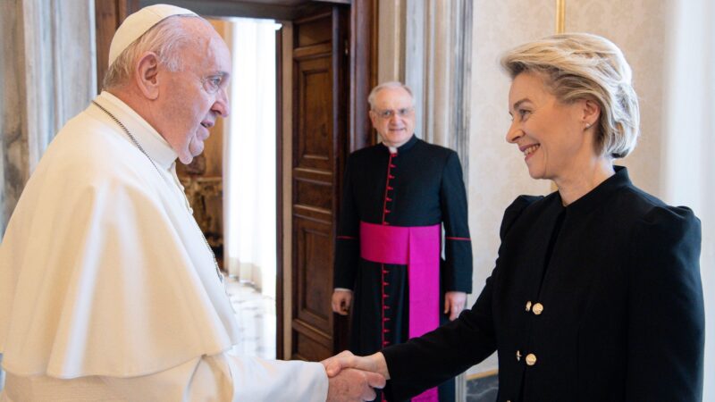 Papež František inspiroval miliony lidí svou pokorou, uvedla von der Leyen