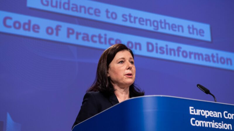 EU má kodex pro boj s dezinformacemi. Platformy nechtějí být dálnicí pro škodlivý obsah, říká Jourová