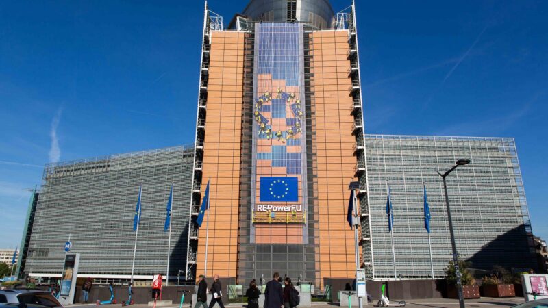 Vezměte si společnou půjčku, radí sedmadvacítce dva eurokomisaři