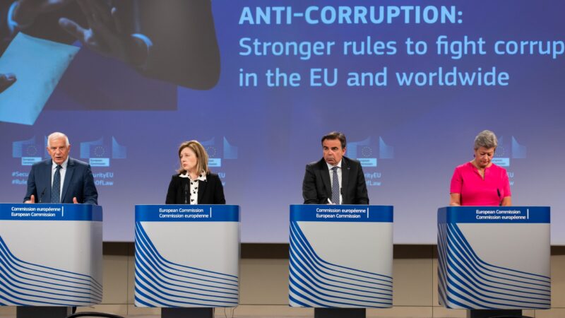 Komise chce rozšířit jednotná pravidla pro postihování korupce, v&nbsp;hledáčku má i&nbsp;země mimo EU