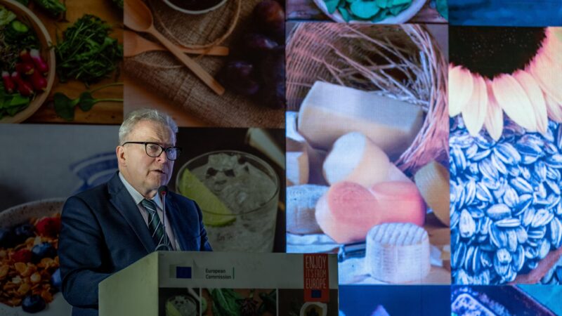 Vstup Ukrajiny do EU bude znamenat potřebu zastropovat zemědělské dotace, říká eurokomisař