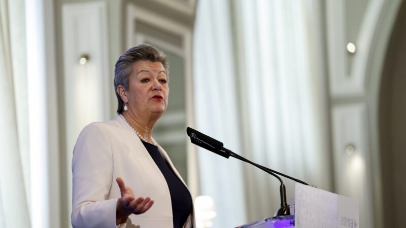 Eurokomisařka: Migrační pakt nepožaduje po státech EU povinné relokace migrantů