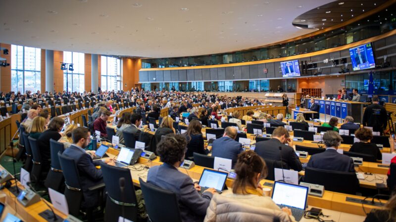 19 kandidátů do Komise prošlo, Maďar Várhelyi si musí počkat