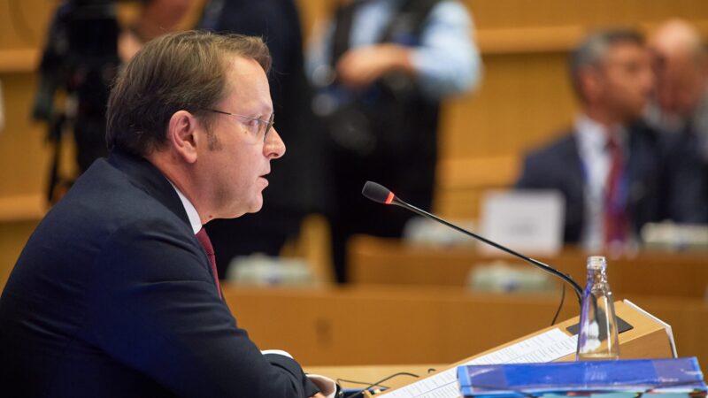 Grilování: Orbánův komisař zatím europoslance nepřesvědčil