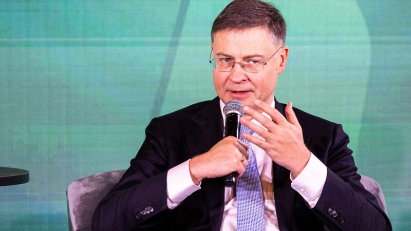 Dombrovskis: EU chce zachovat obchod se Spojenými státy, je připravena jednat o&nbsp;clech