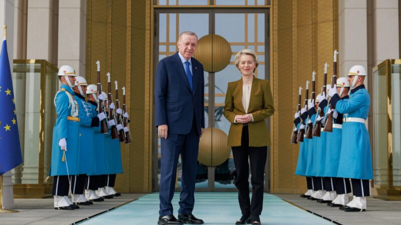 Pravidla pro návraty migrantů přepracujeme do března, slíbila Komise