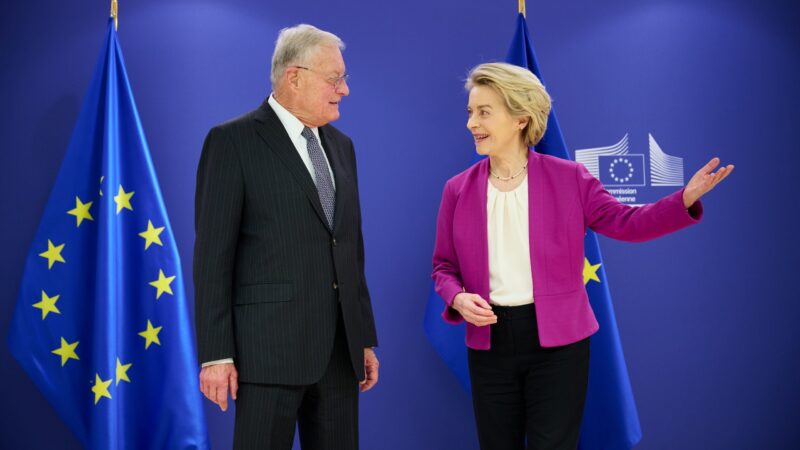 Chceme spolupracovat s&nbsp;USA a&nbsp;ukončit krveprolití na Ukrajině, řekla šéfka EK americkému zmocněnci