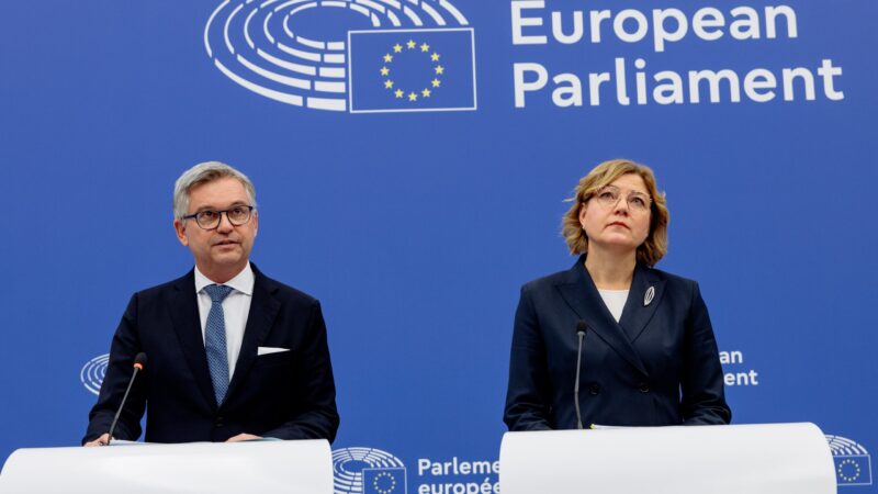 Komise chce urychlit návraty nelegálních migrantů