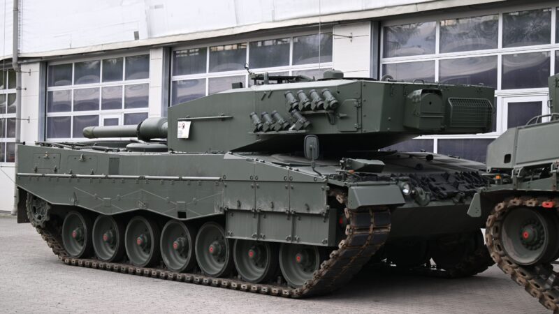 EU čelí existenční hrozbě, shodli se lídři. Chtějí rychlejší přesuny vojáků napříč Unií