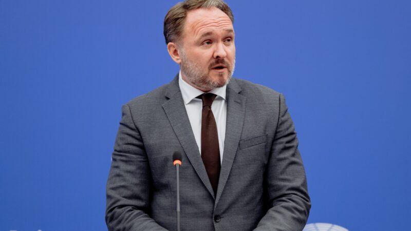 Komise navrhuje do roku 2027 zcela zastavit dovoz ruského plynu a&nbsp;ropy do EU