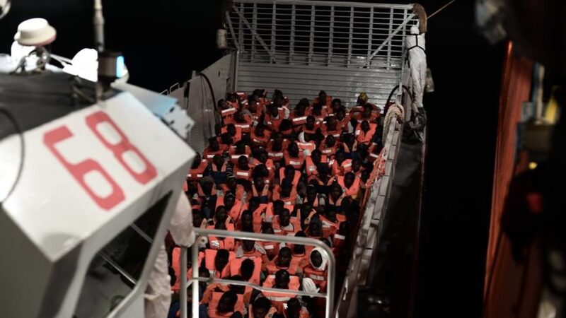 Nová španělská vláda přijme 629 uprchlíků odmítnutých Itálií. EU italský manévr znepokojil