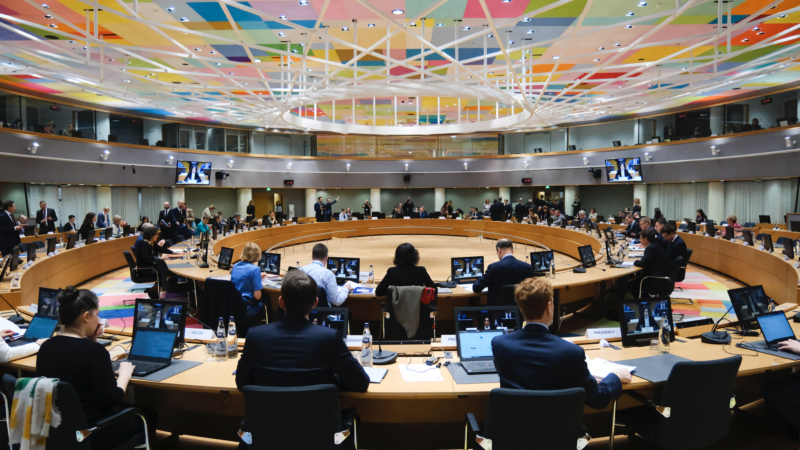 Kde vzít peníze na zbraně pro Ukrajinu? Lídři EU se zkusí domluvit na využití ruských peněz