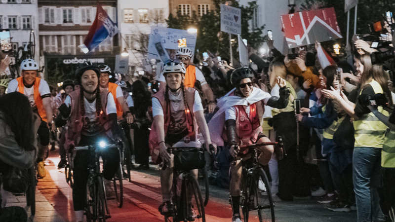 Srbští studenti zakončili ve Štrasburku protestní cyklojízdu, EU je podpořila