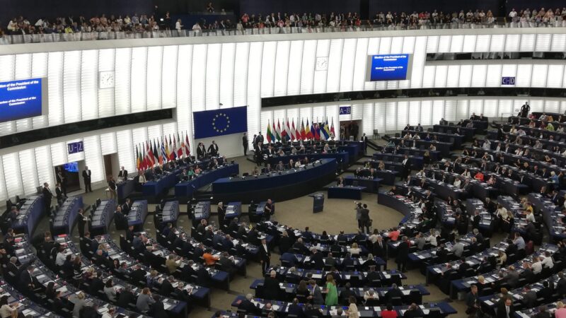 Návrat europoslanců do Štrasburku je nejistý, ve Francii roste počet nakažených