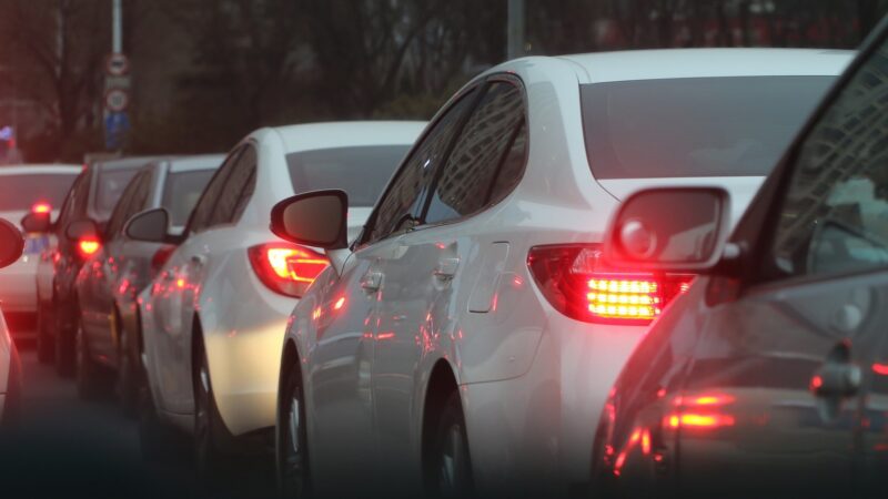 V Praze je enormní počet aut, upozorňuje expert. Emise překračují evropské limity a&nbsp;škodí zdraví