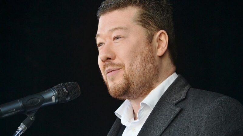 Okamura těží z&nbsp;českého euroskepticismu. Může za něj Klaus, nebo Juncker?