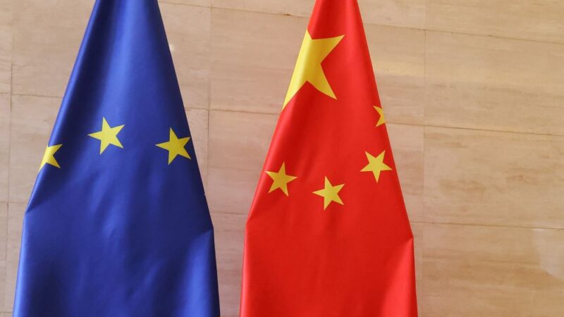 Bloomberg: EU chce uvalit sankce na čínské firmy, které pomáhají Rusku
