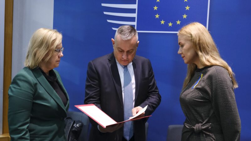 EU bude šetřit elektřinou a&nbsp;zdaní mimořádné zisky energetických firem