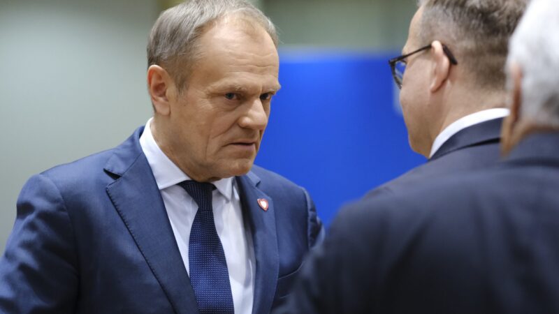 Zloděj křičí: Chyťte zloděje! Bývalá polská vláda kritizuje Tuska. Ten demontuje starý systém a&nbsp;chce miliardy z&nbsp;EU