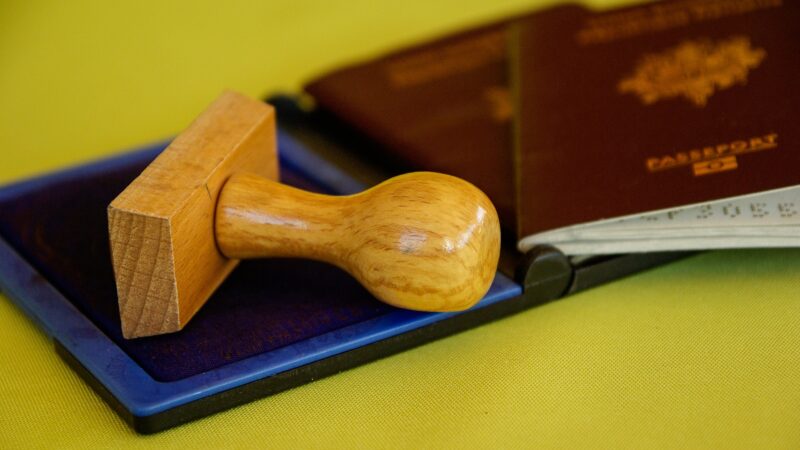 Ruští oligarchové unikají sankcím díky „zlatým pasům“. Europoslanci je chtějí zakázat