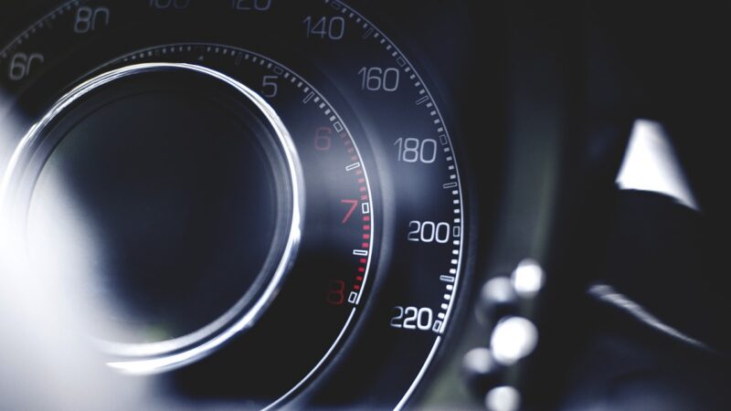 Alkoholový zámek či detekce ospalosti. Europarlament schválil povinné prvky do aut