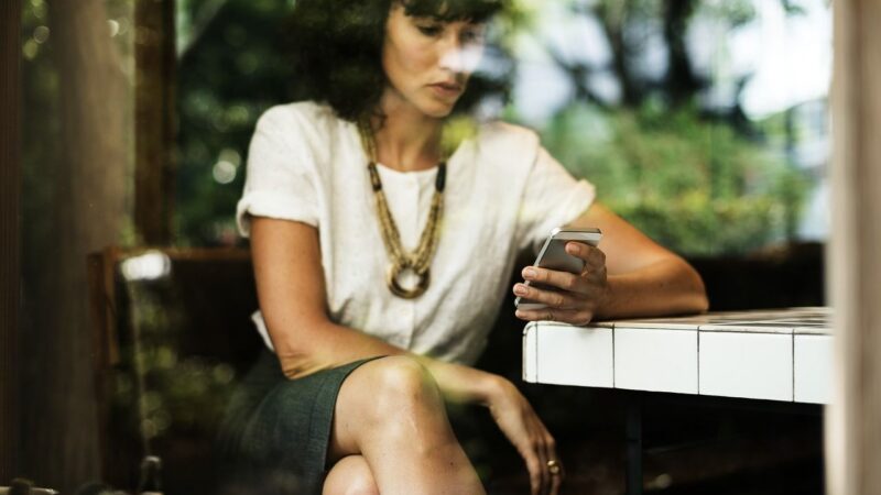 Lidé mají mít lepší přehled o&nbsp;zdrojích informací. Komise chce unijní kodex pro online platformy