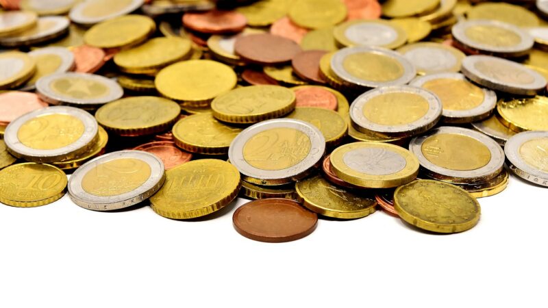 Poslanci čtyř opozičních stran vyzvali premiéra, aby podpořil evropský plán obnovy