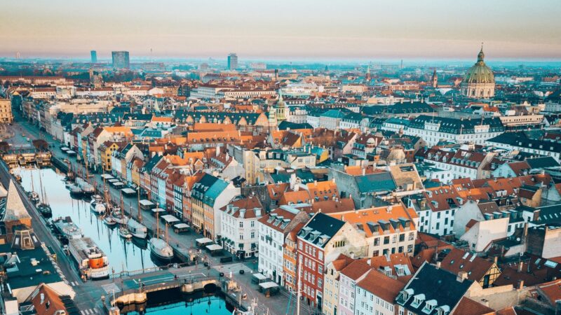 Fregata Hamburg a&nbsp;radary ze Švédska. Evropa kryje Dány před drony