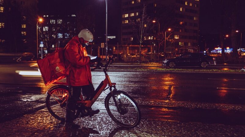 Kurýři a&nbsp;řidiči mají mít podobná práva jako běžní zaměstnanci, dohodly se země EU