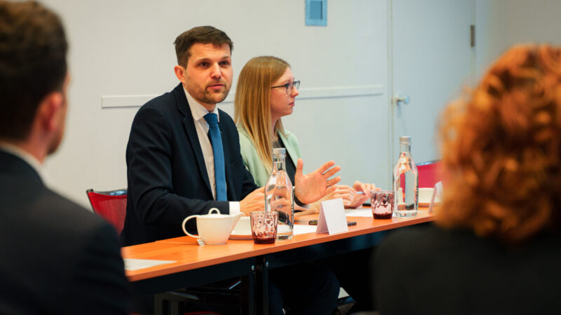 Podcast | Konflikt Izraele a&nbsp;Íránu může mít celosvětový dopad, říká Hladík z&nbsp;ministerstva