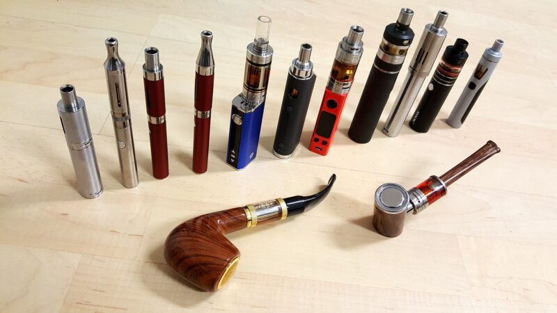 E-cigaretám a&nbsp;nikotinovým sáčkům skončí „daňové prázdniny“. Vládní návrh jde příliš daleko, volají výrobci