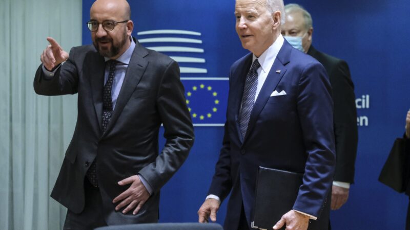 Západ musí zůstat jednotný, jedině tak můžeme Putina porazit, prohlásil Biden v&nbsp;Bruselu