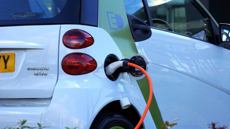 Slovenský automobilový průmysl zaostává v&nbsp;elektromobilitě. Experti popsali důvod