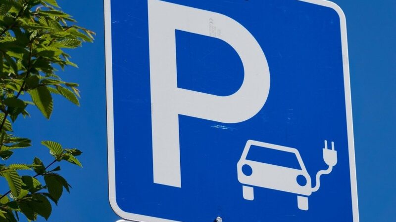 Česko vybuduje tisíce nových dobíječek pro elektromobily, zaplatí je EU