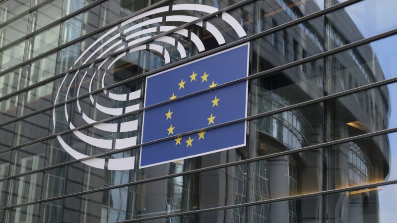 Přijeďte do Štrasburku, dostanete vakcínu, láká Francie europoslance. Ti říkají ne