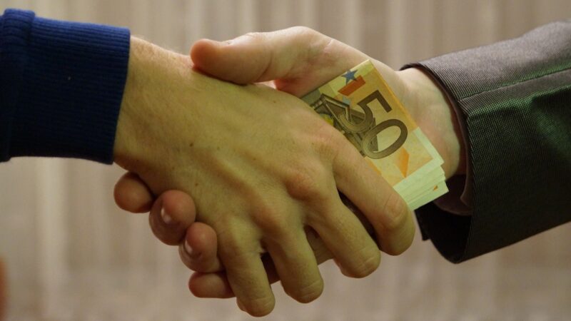 Uplácení úředníků? Pro Čechy a&nbsp;Slováky žádný problém, vyplývá z&nbsp;celoevropského průzkumu