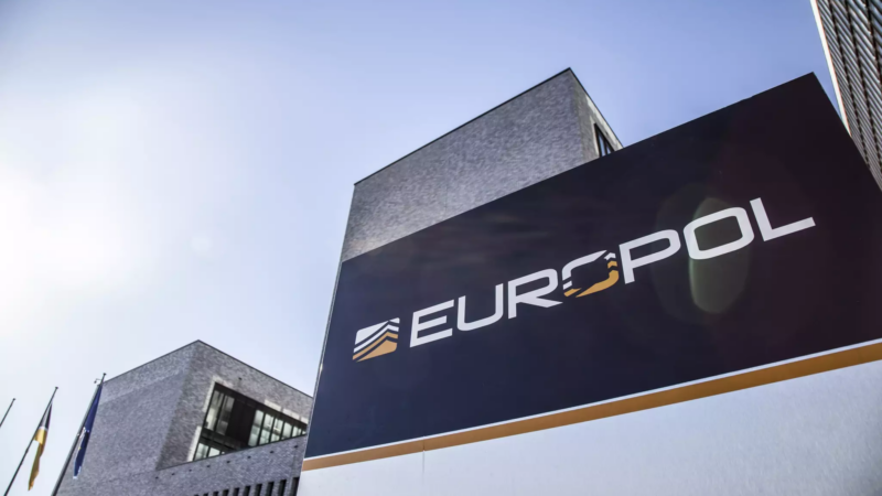 Největší operace svého druhu. Europol rozbil drogový gang, pomohli i&nbsp;Češi