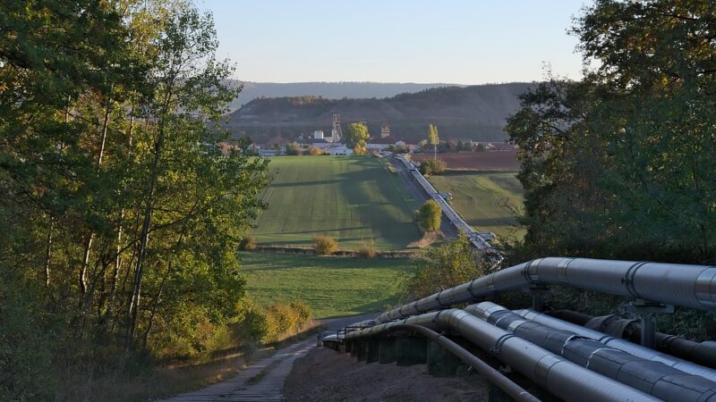 Reuters: Evropská komise zvažuje zákaz nových kontraktů na ruská fosilní paliva
