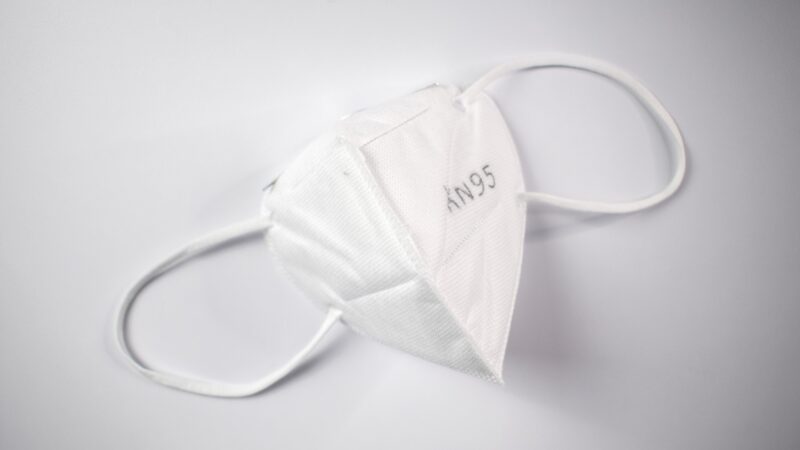 Evropa sundává roušky, na covid by ale ještě zapomínat neměla