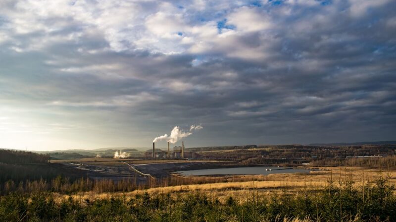 Snižování emisí z&nbsp;elektráren a&nbsp;průmyslu se zrychlí. EU dokončila reformu povolenek