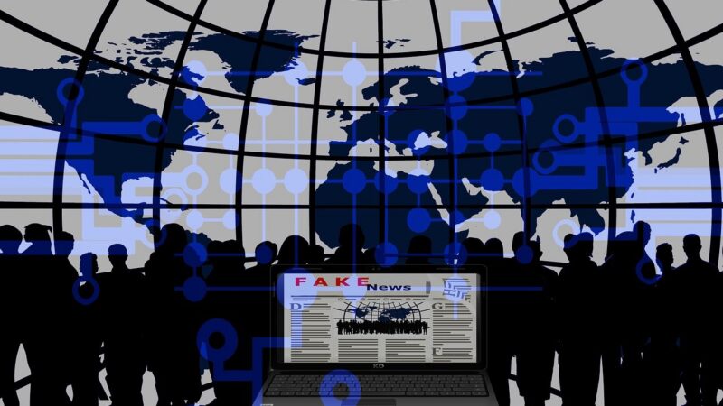 Evropská komise brojí proti fake news, kodex je zatím v&nbsp;přípravné fázi