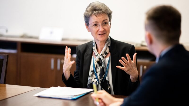 Zkušenosti z&nbsp;pandemie mohou urychlit přístup k&nbsp;novým lékům, říká Prinzová