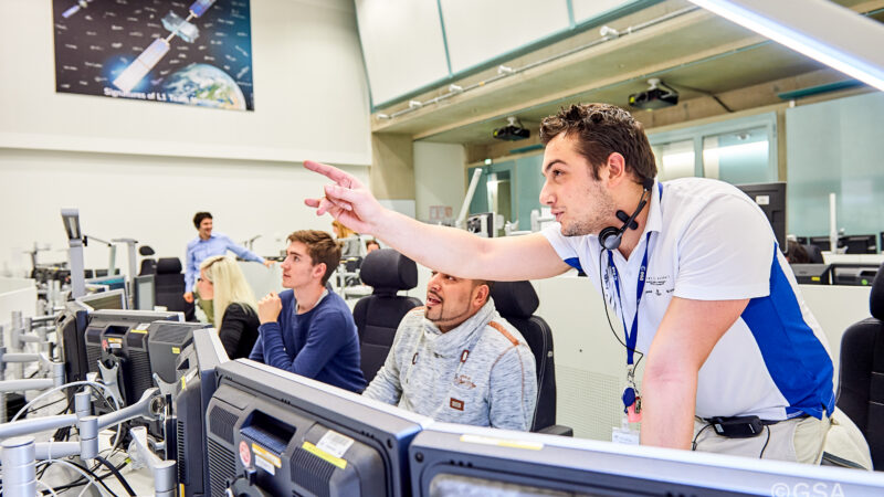 Video: Je přesnější než běžná navigace. Galileo přilákal do Prahy odborníky z&nbsp;celé EU