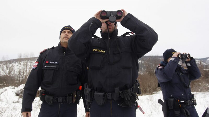 Většinu nelegálních migrantů do EU dostanou převaděči, Komise chce problém řešit už za hranicemi