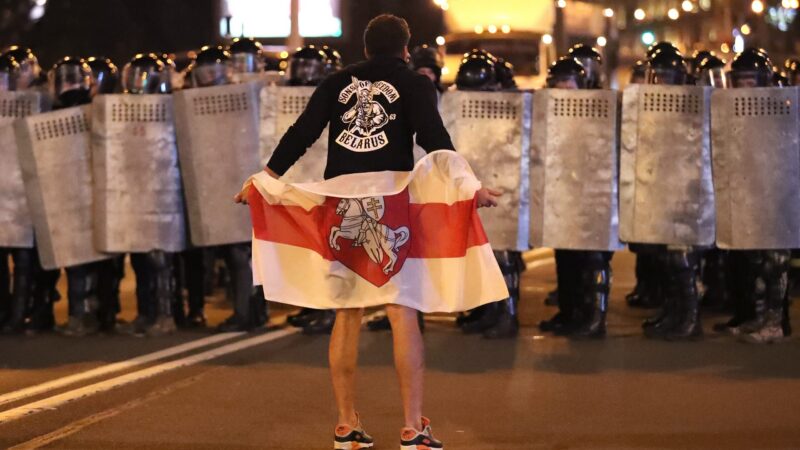 Evropa odsuzuje tvrdý zásah proti protestujícím Bělorusům. Ve vzduchu visí možné obnovení sankcí